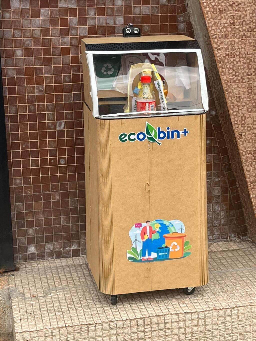 La poubelle Ecobin+ reconnaît le déchet et le place dans le bac approprié