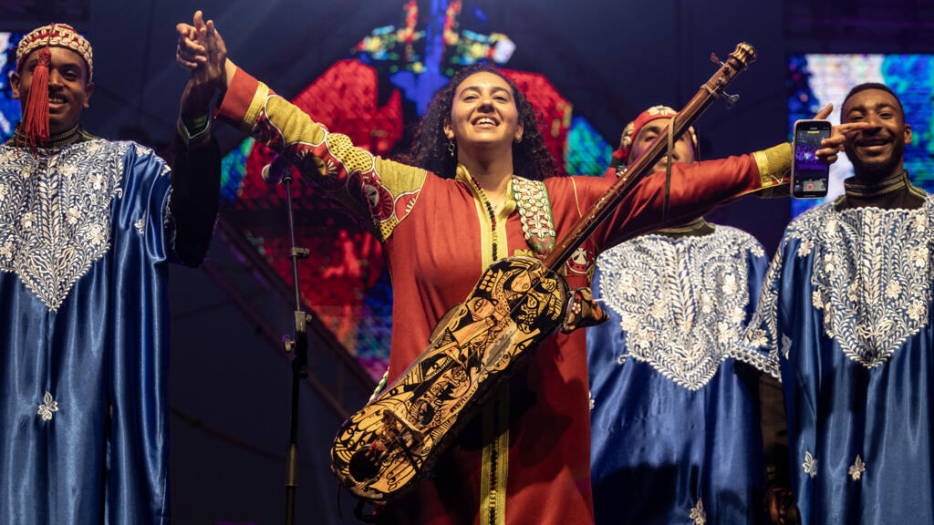 L'artiste marocaine Hind Ennaira se produisant lors de la 24e édition du Festival mondial de musique gnaoua à Essaouira, le 24 juin 2023.