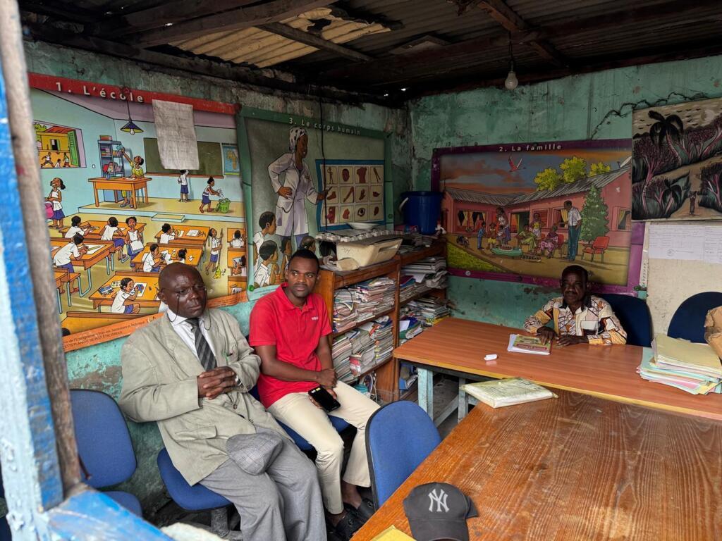 L'équipe pédagogique de l'école EP Meregie de Pakadjuma, Kinshasa. Salle des professeurs avec =le bureau du directeur (au fond) Vincent Pesela. RDC, juillet 2025.