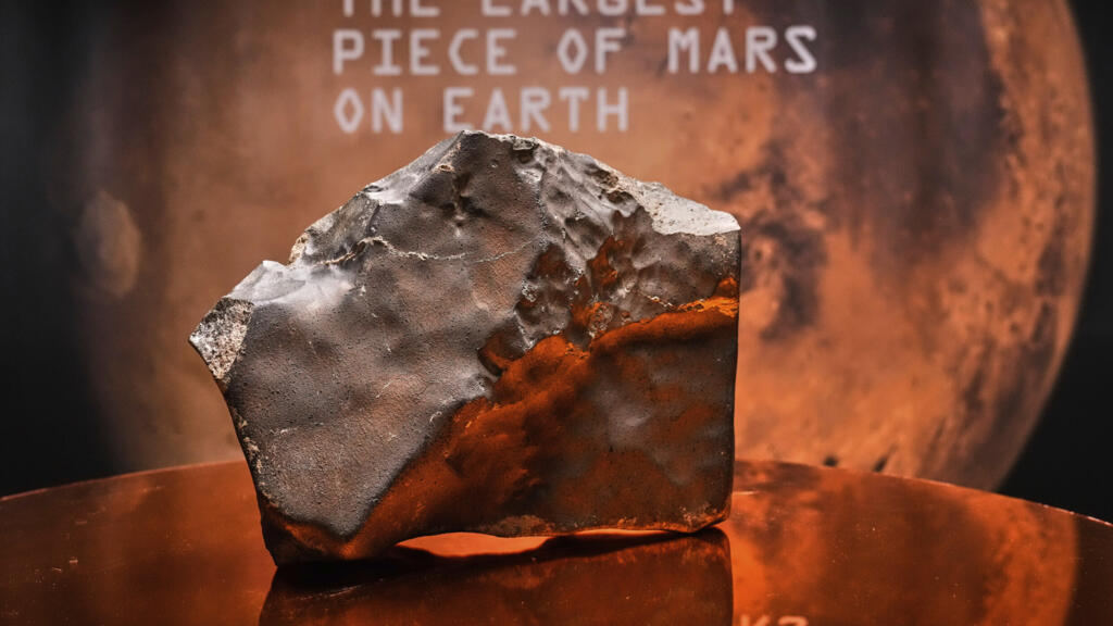 Une météorite martienne pesant 24,67 kg, considérée comme le plus gros fragment sur Terre, est exposée à Sotheby's, à New York, le mercredi 9 juillet 2025.