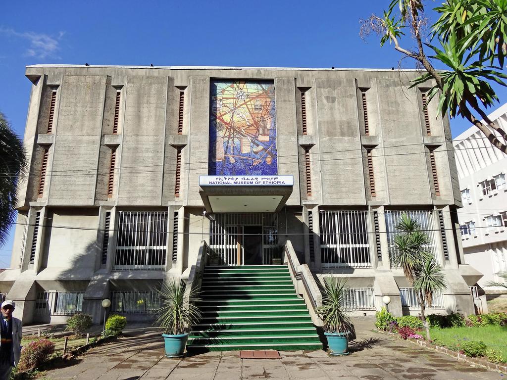 L’entrée du Musée national d’Éthiopie, qui présente des objets paléontologiques, préhistoriques, historiques, ethnographiques etartistiques. 