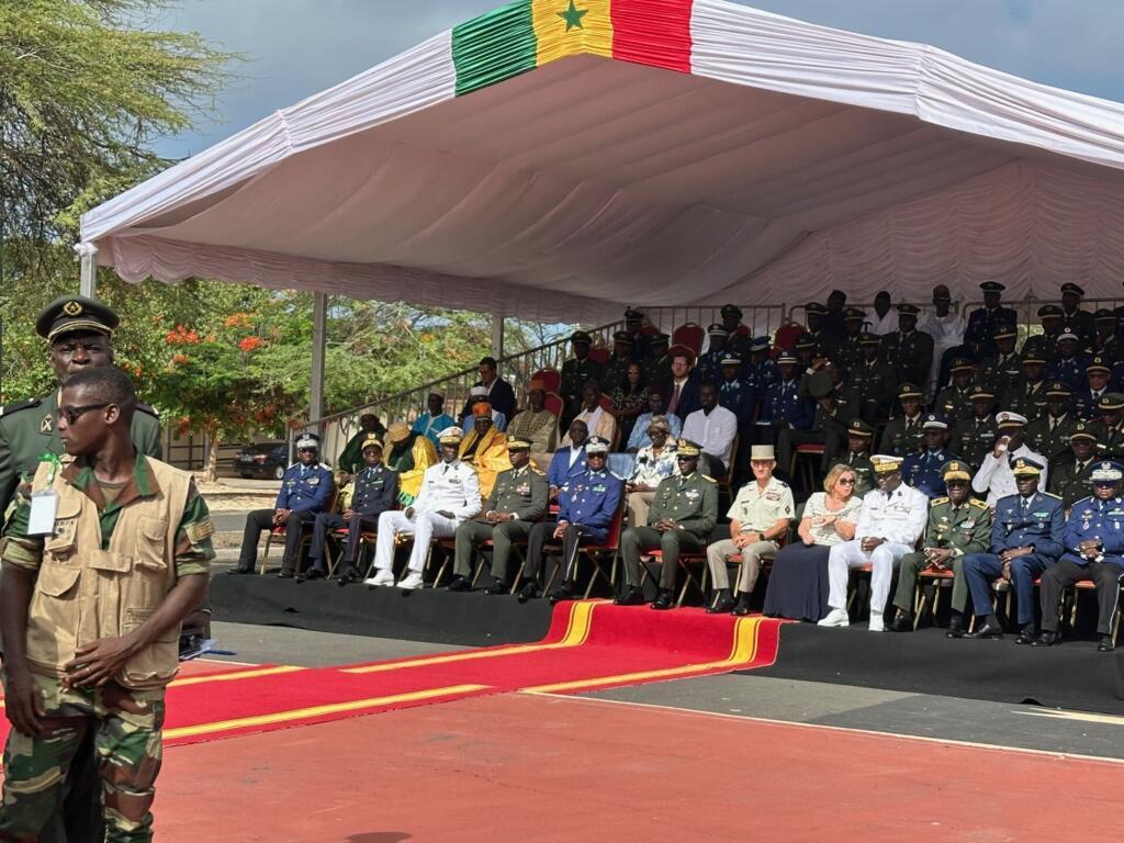 Le chef d’état-major sénégalais et le chef du commandement de l’armée française pour l’Afrique sont assis côte à côte au bout du tapis rouge lors de la cérémonie officielle de remise de la dernière base française au Sénégal, le 17 juillet 2025 à Dakar.