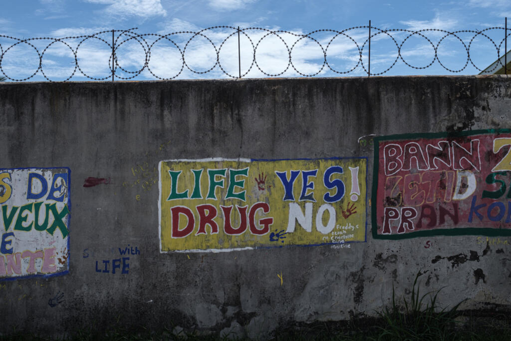 Campagne anti-drogue sur les murs d'une école secondaire de l’île de Mahé, la plus grande île où se trouve la capitale Victoria, aux Seychelles, le 17 novembre 2019. Le boom de l’héroïne au cours de la dernière décennie a pris les autorités seychelloises au dépourvu.