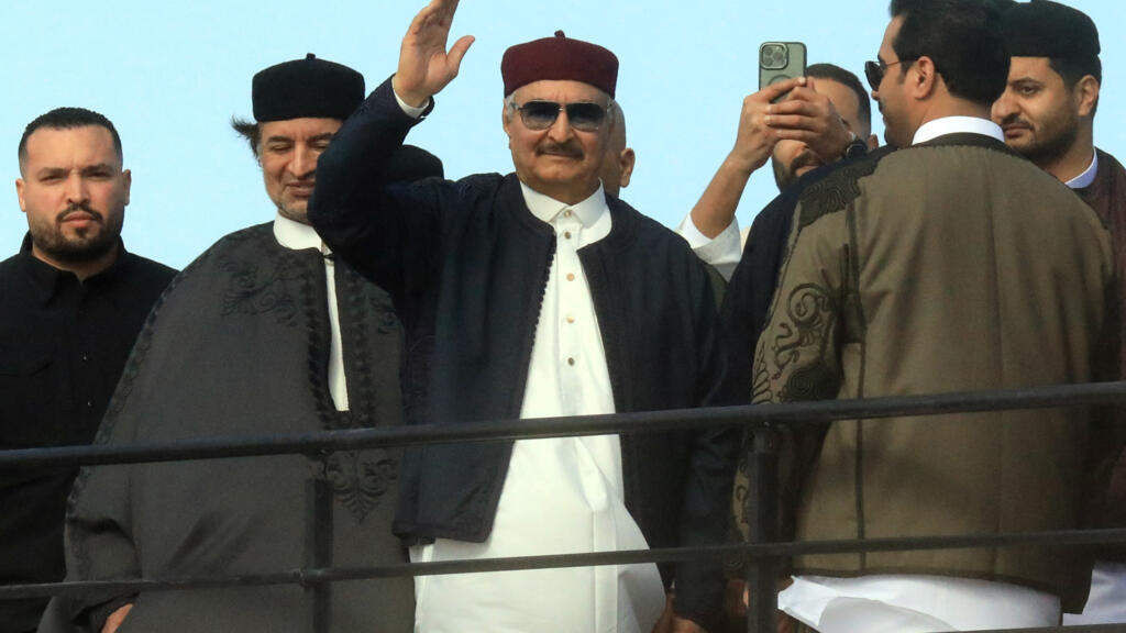 L'homme fort de l'armée de l'est de la Libye, Khalifa Haftar, salue la foule après les prières du matin pour l'Aïd al-Fitr, qui marque la fin du mois de jeûne musulman du ramadan, à Benghazi, le 31 mars 2025.