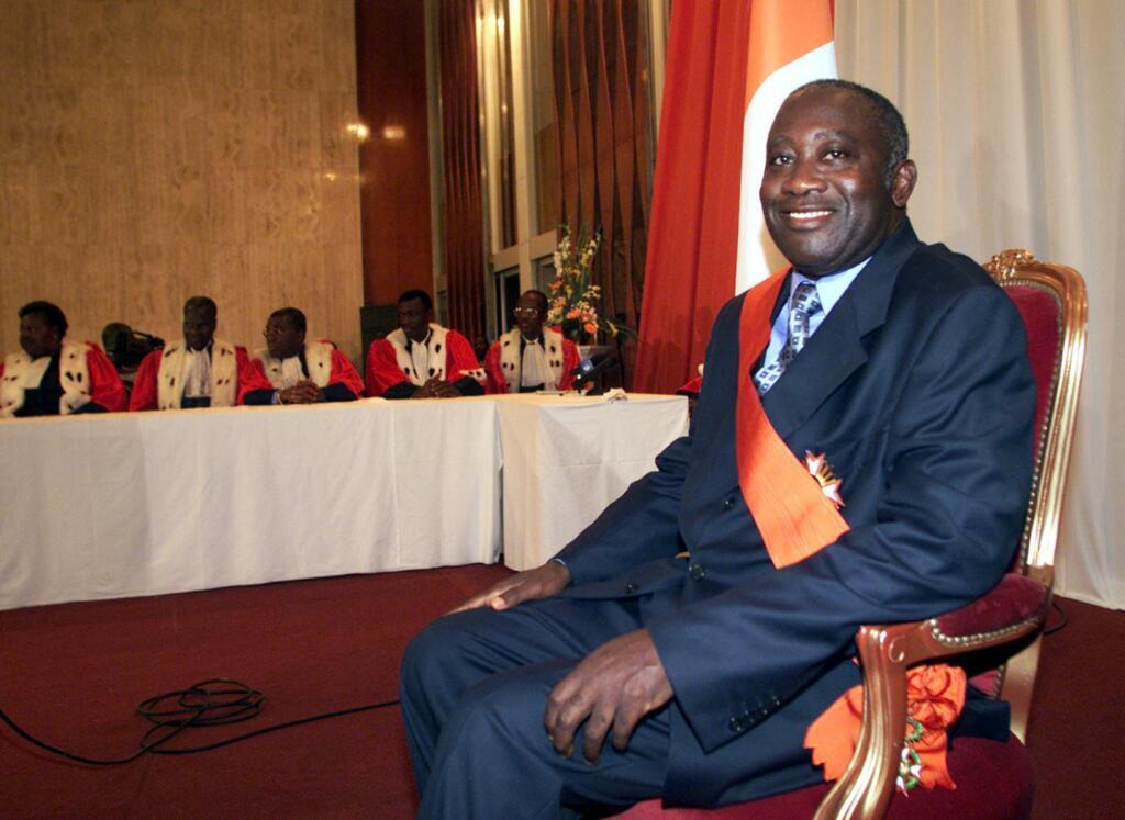 Laurent Gbagbo souriant lors de sa prestation de serment comme nouveau président de la Côte d'Ivoire, le 26 octobre 2000, au palais présidentiel d'Abidjan.