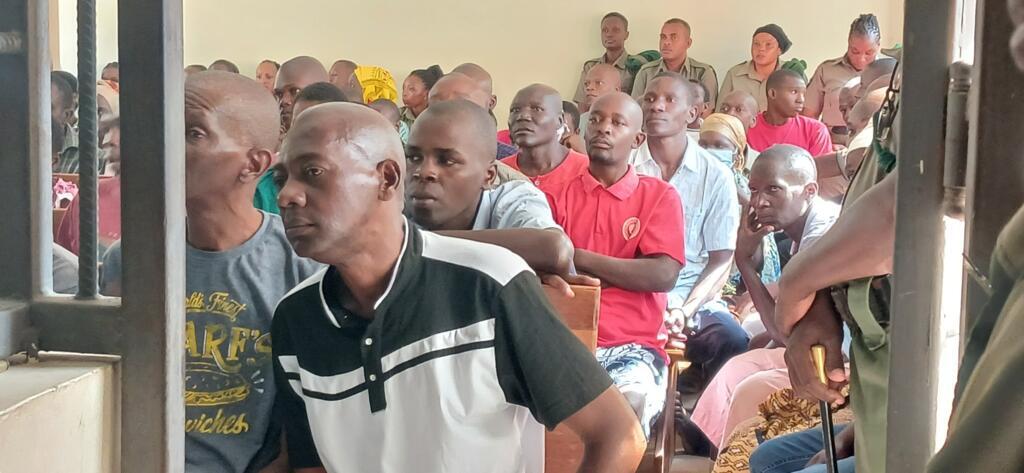 Paul Mackenzie au premier plan (en polo noir et blanc) et des co-accusés au procès pour «terrorisme» du massacre de Shakahola, le 8 juillet 2024 à Mombasa.