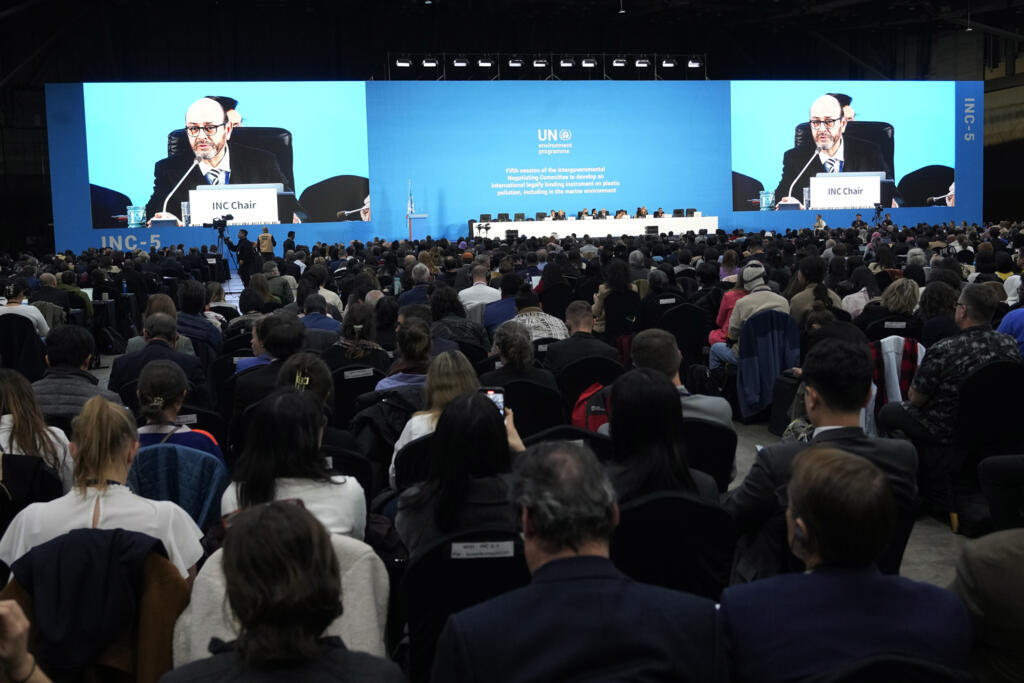Les négociateurs du Comité intergouvernemental de négociations, en session plénière à Busan, le 1er décembre 2024.