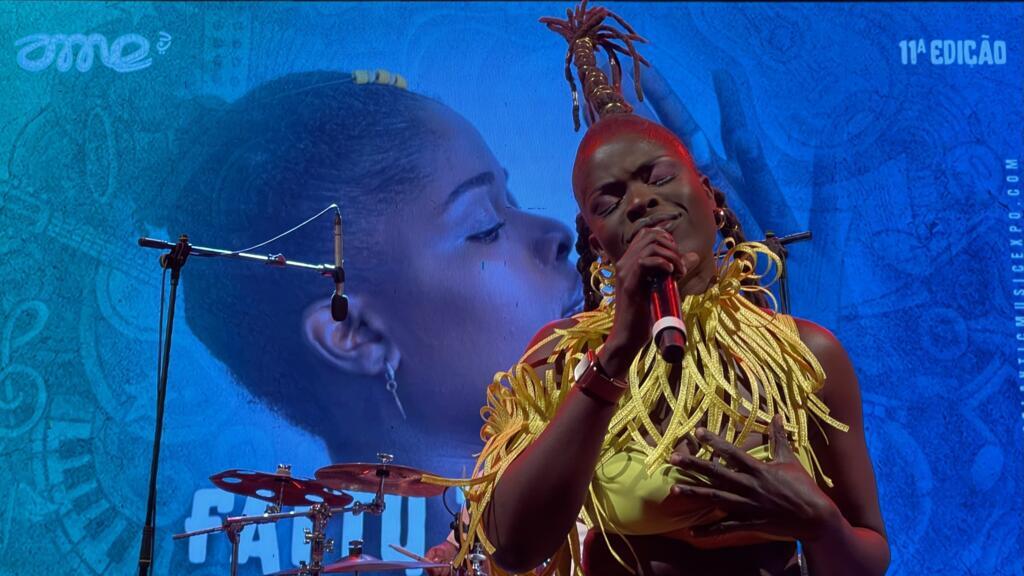 Fattu Djakité sur la scène de l’Atlantic Music Expo à Praia au Cap Vert en avril 2025..