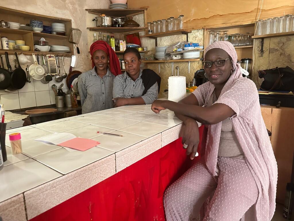 Soda Maryam et Nafi et Mame Diarra qui l’aident en cuisine pour son restaurant chez Dasso.