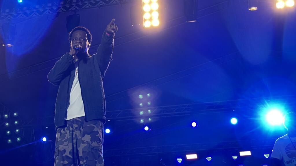 Le chanteur burkinabé, rappeur au grand cœur Smarty sur la grande scène du Femua en avril 2025.
