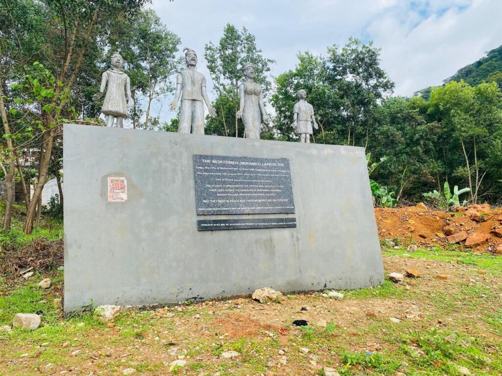 Une plaque commémorative en hommage aux victimes de la coulée de boue du 14 août 2017 à Freetown, photographiée en août 2025, aux pieds de la montagne Sugarloaf. La catastrophe avait fait plus de 1 100 morts.