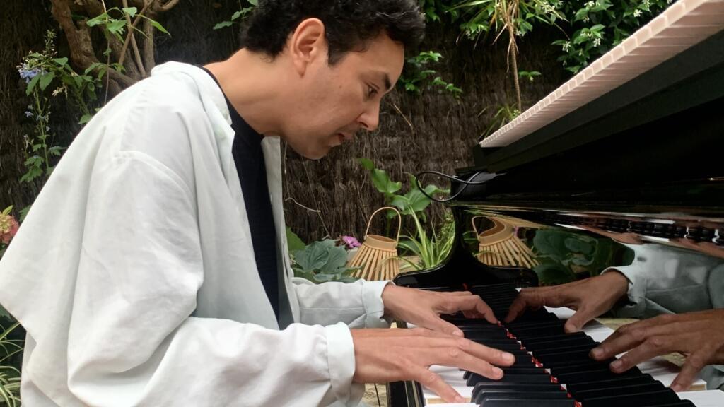 Pianiste virtuose, Gael Rakotondrabe en concert lors du festival de Cannes 2025.