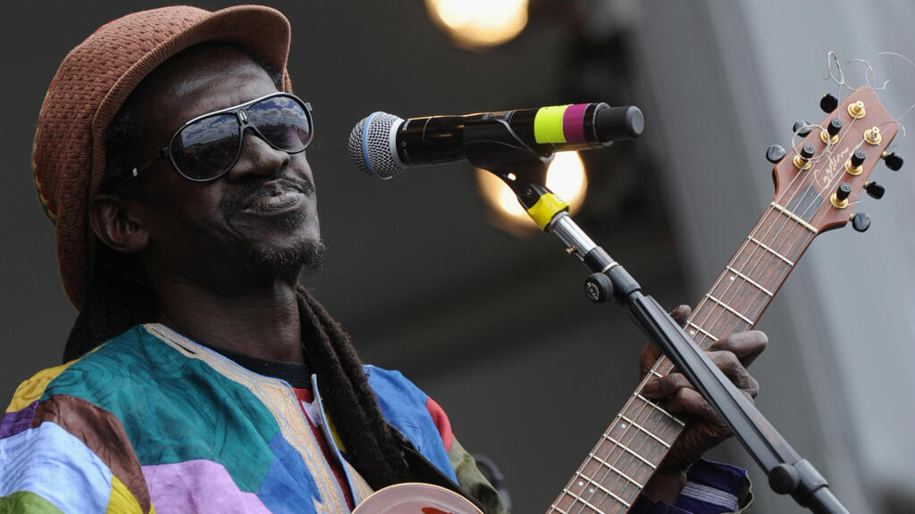 Le musicien et chanteur sénégalais Cheikh Lô en représentation lors d’un festival de jazz aux Etats-Unis, le 28 avril 2012.