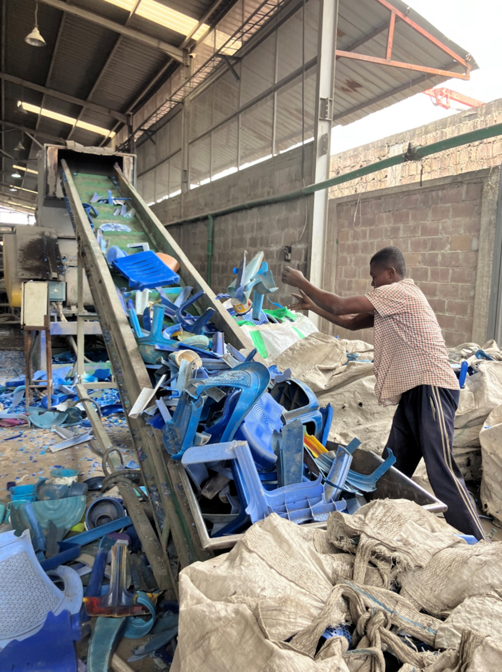 Stokage de bouteilles plastiques dans la société de recyclage Clean Plast.