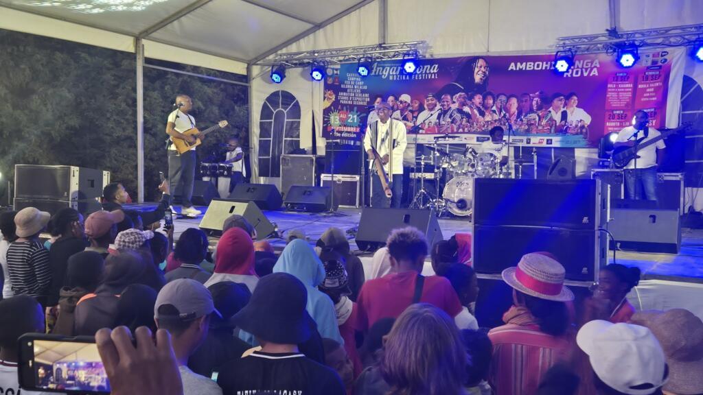Le concert du chanteur malgache Rajery, lors du l’Angaredona Mozika Festival, samedi 13 septembre 2025, à Ambohimanga Rova, Madagascar.