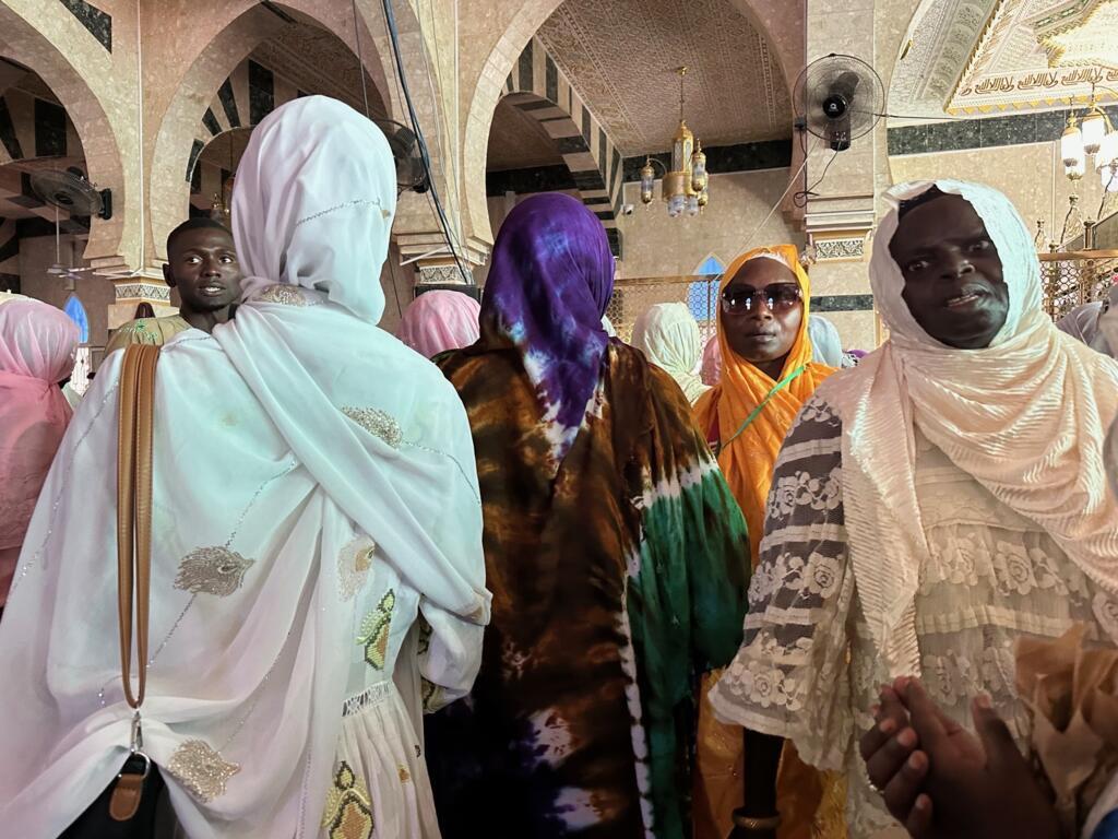 Des fidèles viennent se recueillir dans le mausolée de El Hadji Malick Sy, érudit et imam de la confrérie tidiane qui a institué le Gamou à Tivaouane, en 1902.