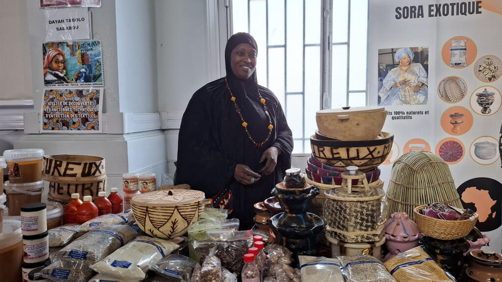 Goundo Demba Sora, une femme soninké présentant ses produits.