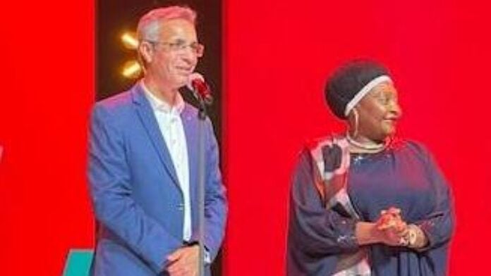 Le Ministre de la Culture et des Arts Zoheir Balalou lors de l'attribution du Copyright Friendly Label à Afreximbank pour IATF 2025 Le Ministre de la Culture et des Arts algérien Zoheir Balalou lors de l'attribution du Copyright Friendly Label à Afreximbank lors de l'IATF 2025 à Alger