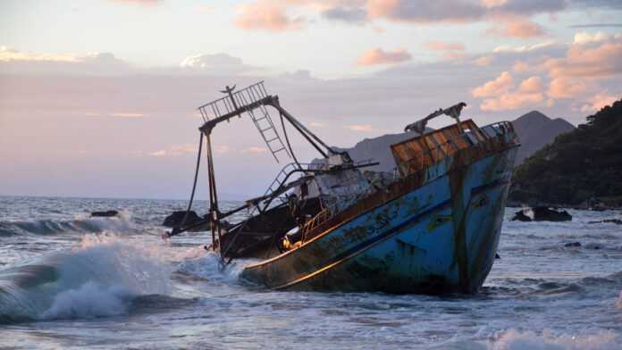Naufrage d'un bateau sur une plage Naufrage d'un bateau sur une plage