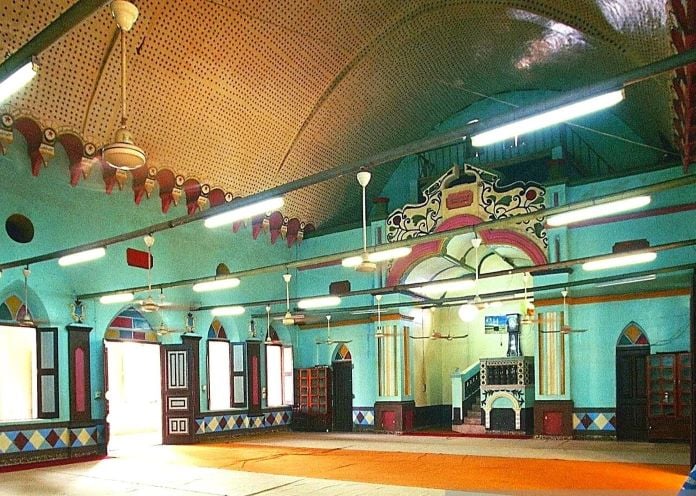 Une vue de l'intérieur de la mosquée