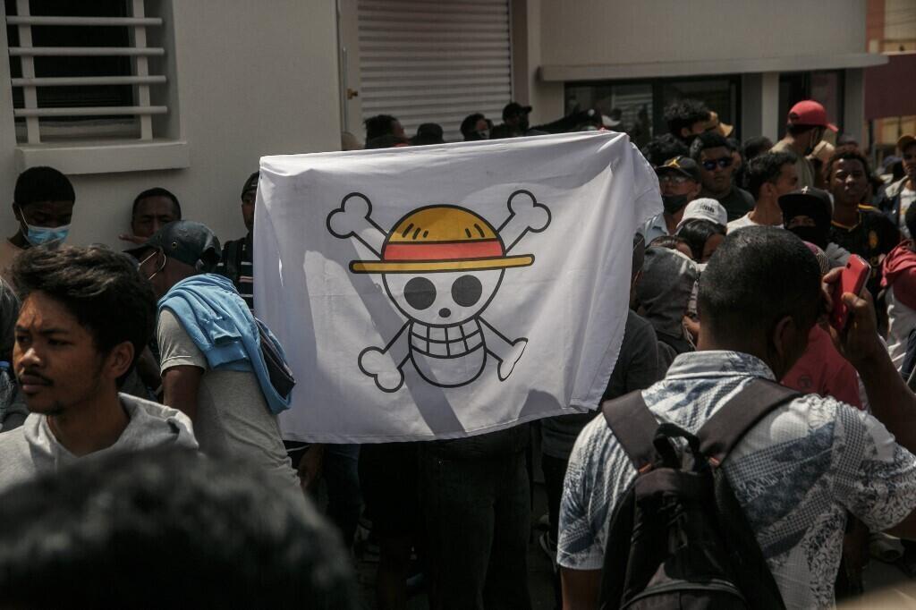 Des manifestants arborent le drapeau du manga japonais «One Piece» dans les rues d'Antananarivo, le 30 septembre 2025.