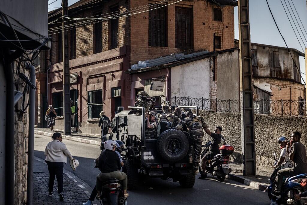 Des membres de l'unité Capsat se dirigent vers le palais présidentiel à Antananarivo, le 14 octobre 2025.