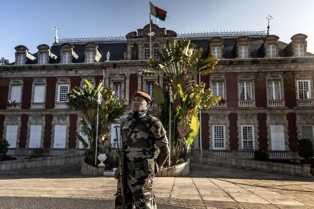 Un membre de l'unité Capsat devant le palais présidentiel avant que le colonel Michael Michael Randrianirina n'annonce la prise du pouvoir dans le pays, à Antananarivo, le 14 octobre 2025.