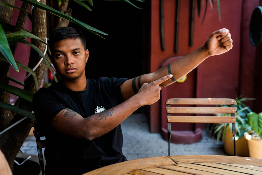 Elliot Randriamandrato, porte-parole du mouvement Génération Z à Madagascar, s'exprime lors d'une interview à Antananarivo, le 16 octobre 2025.