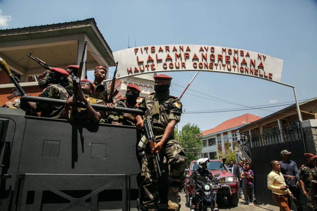 Des soldats prenant position à la sortie de la Haute Cour constitutionnelle d'Antananarivo, le 17 octobre 2025, du nouveau président de Madagascar, Michael Randrianirina.