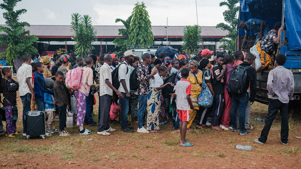 Des réfugiés congolais, fuyant les affrontements en cours dans l’est de la RDC, montent à bord de camions à leur arrivée au camp de réfugiés de Rugombo, au nord-ouest du Burundi, le 17 février 2025.