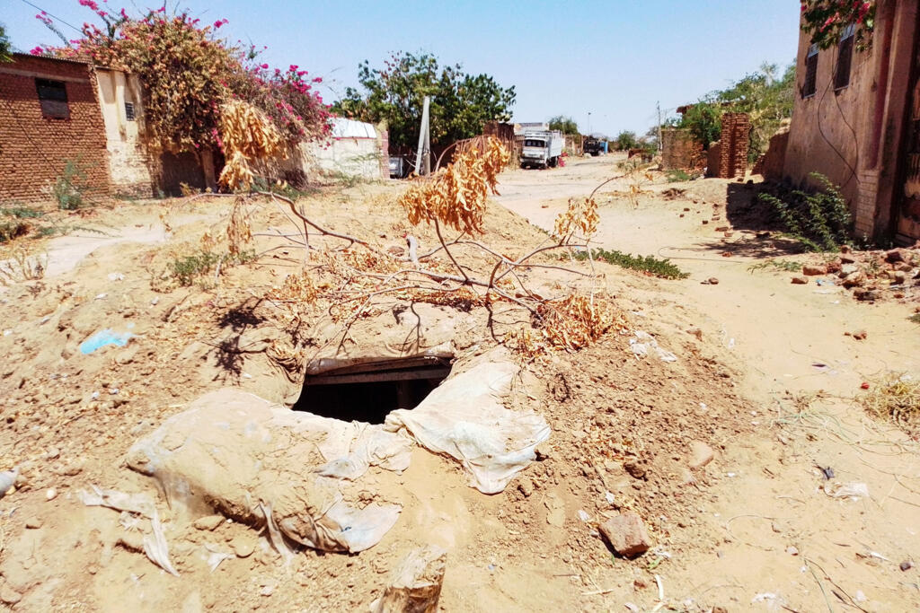 Un bunker de fortune creusé par des habitants d'El-Fasher pour tenter de se protéger des combats entre les FSR et l'armée soudanaise.