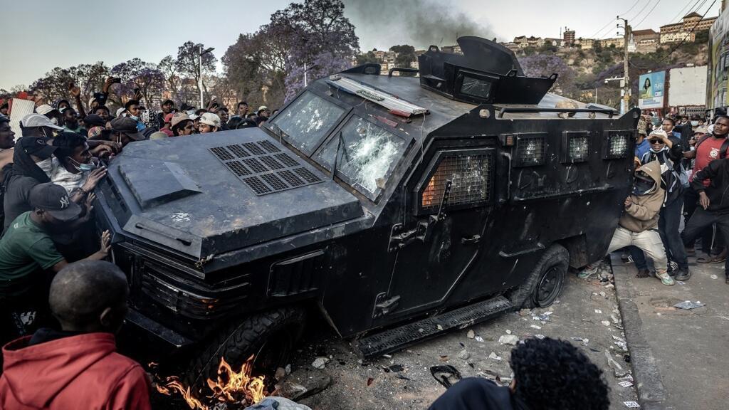 Un véhicule de la gendarmerie pris pour cible à Antananarivo, le 11 octobre 2025.