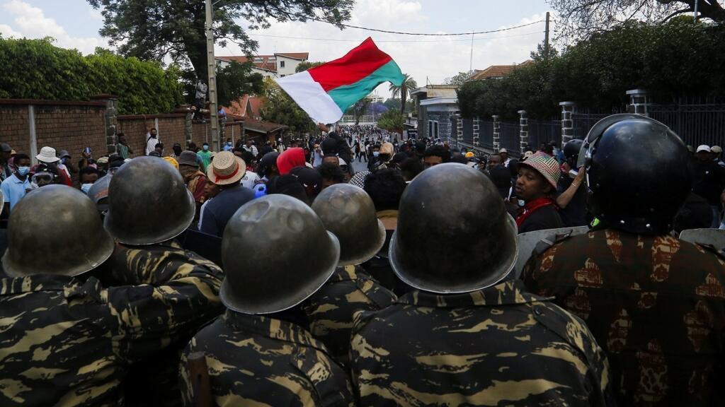 Le drapeau malgache brandit par des manifestants lors d'une nouvelle journée de mobilisation contre le pouvoir à Antananarivo, le 11 octobre 2025.