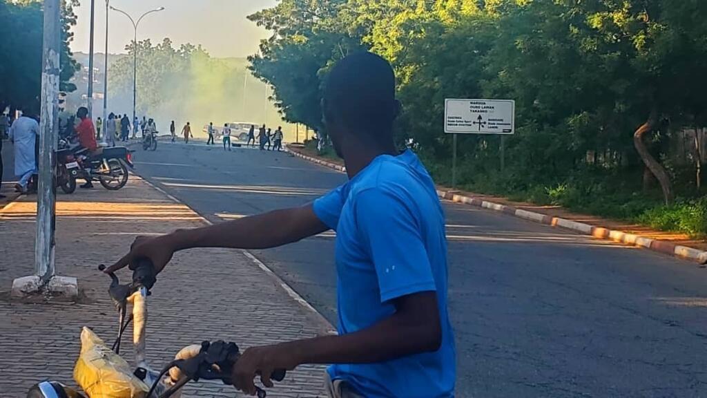 Une homme observant des échauffourées à Garoua, le 12 octobre 2025, lors de la présidentielle camerounaise.