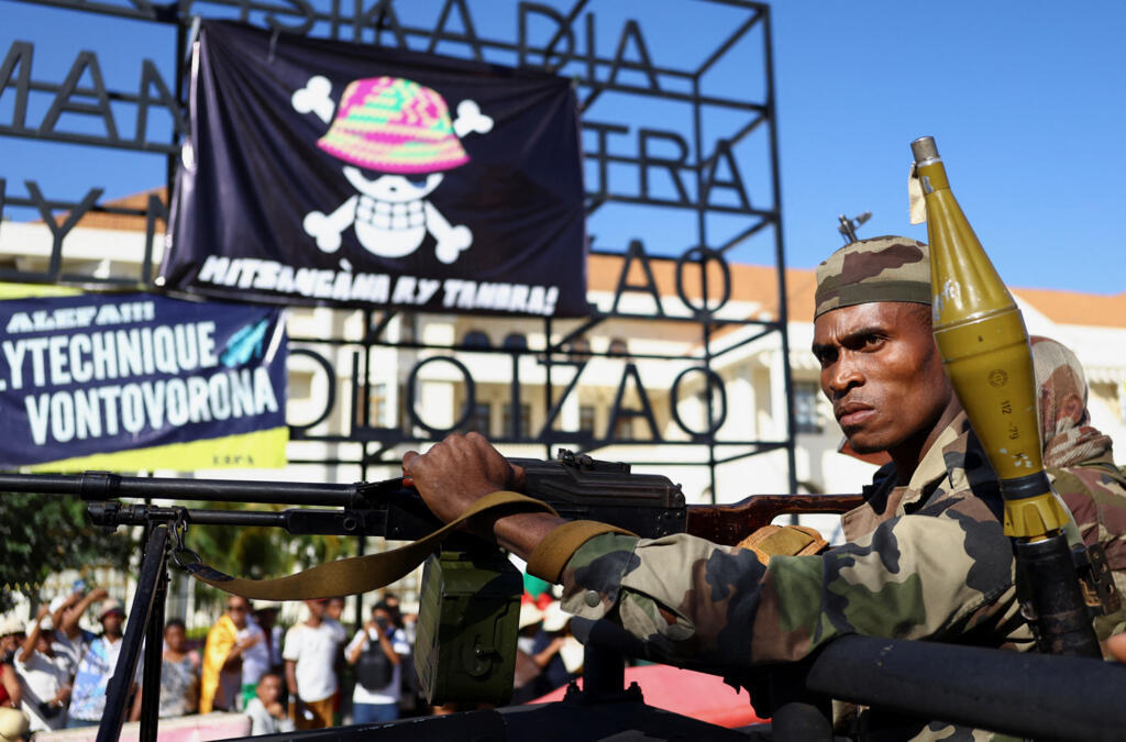 Un militaire près d'une banderole arborant une version malgache du logo du célèbre manga japonais «One Piece», un symbole adopté par les mouvements de protestation de la génération Z.