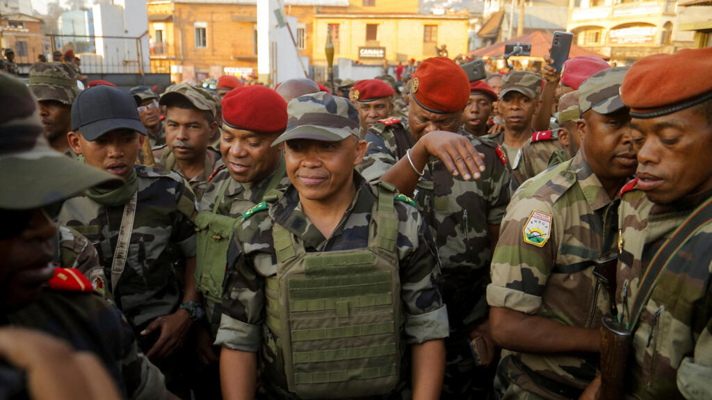Une base militaire malgache accueille le colonel Michael Randrianirina après qu'il a déclaré avoir pris le pouvoir lors d'une manifestation nationale à Antananarivo, Madagascar, le 14 octobre 2025.