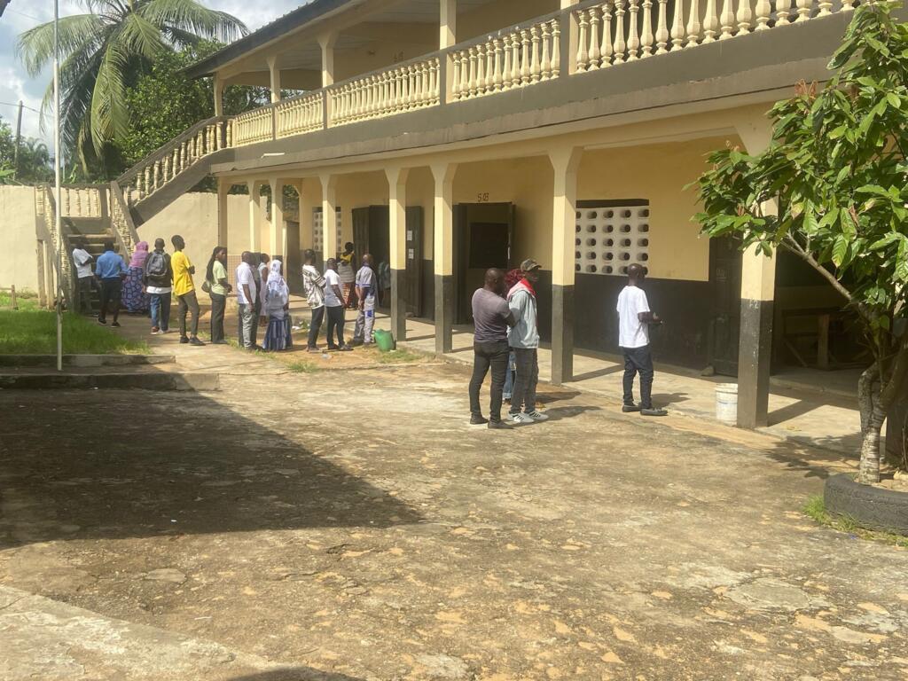Au collège Christ-Roi, à l'entrée de Bonoua, le vote commence avec du retard.