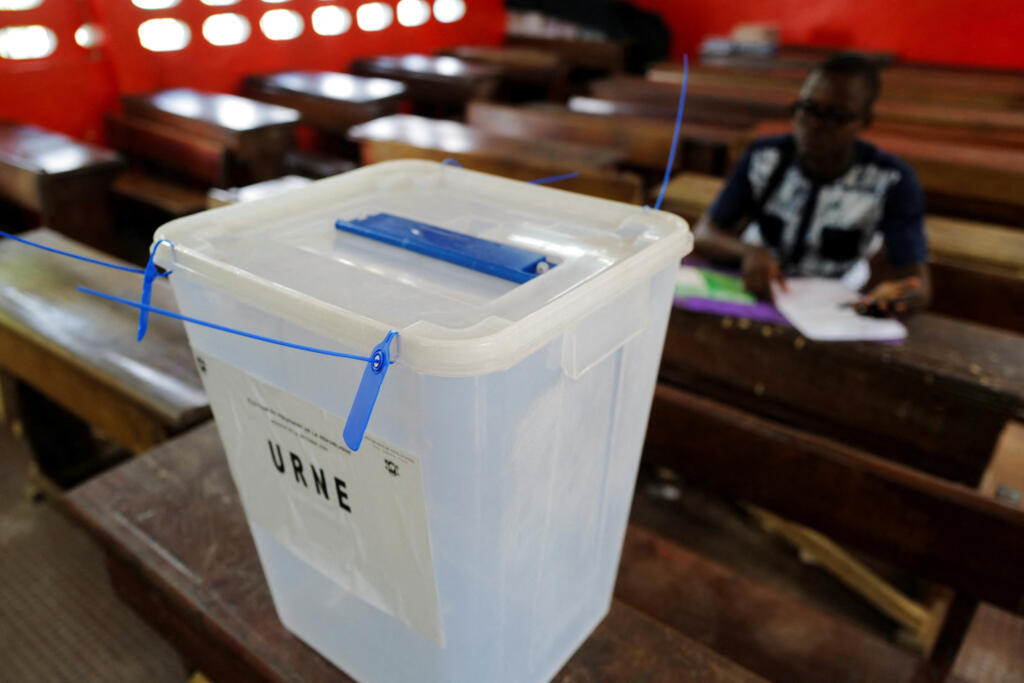 Une urne scellée se trouve dans un bureau de vote à l'intérieur d'une école lors de l'élection présidentielle en Côte d'Ivoire à Abidjan, le 25 octobre 2025.