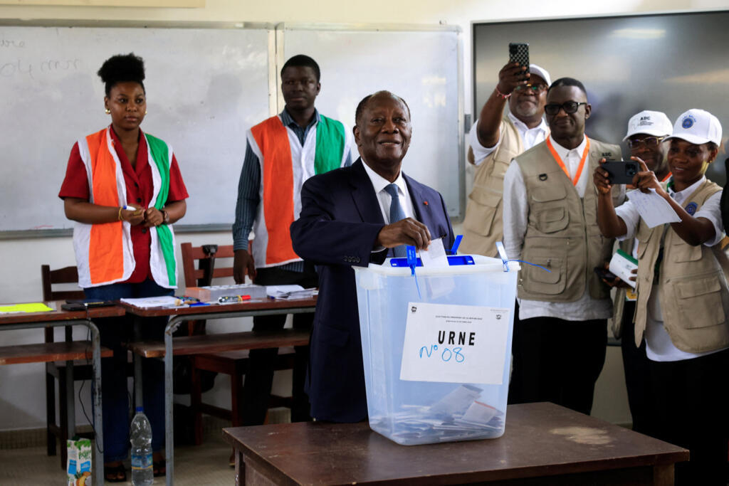 Le président ivoirien Alassane Ouattara, qui brigue un quatrième mandat, vote lors de l'élection présidentielle dans un bureau de vote du lycée Sainte-Marie de Cocody à Abidjan, en Côte d'Ivoire, le 25 octobre 2025.