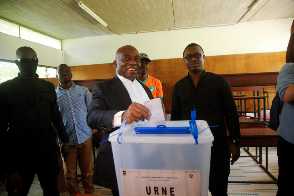 Ahoua Don Mello vote lors de l'élection présidentielle dans un bureau de vote du lycée Sainte-Marie de Cocody à Abidjan, en Côte d'Ivoire, le 25 octobre 2025.