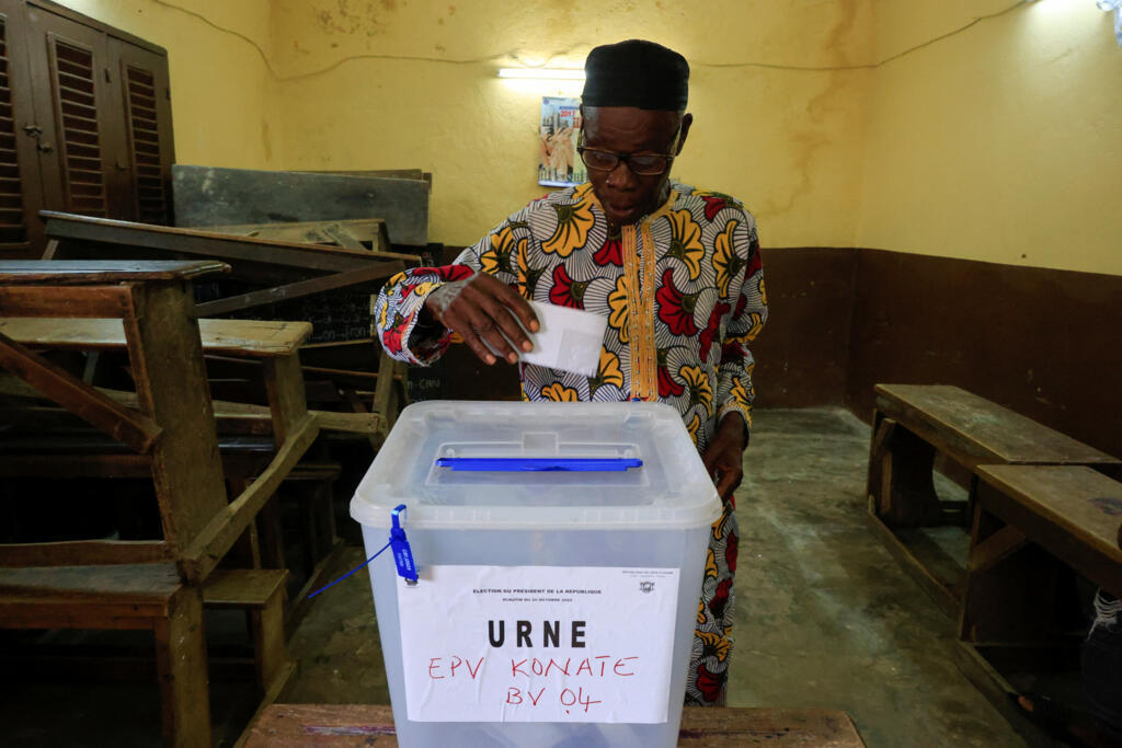 Un homme vote lors de l'élection présidentielle, dans un bureau de vote situé à l'intérieur d'une école, à Abidjan, en Côte d'Ivoire, le 25 octobre 2025.