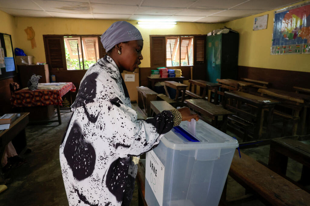 Une femme vote lors de l'élection présidentielle, dans un bureau de vote à l'intérieur d'une école, à Abidjan, en Côte d'Ivoire, le 25 octobre 2025.