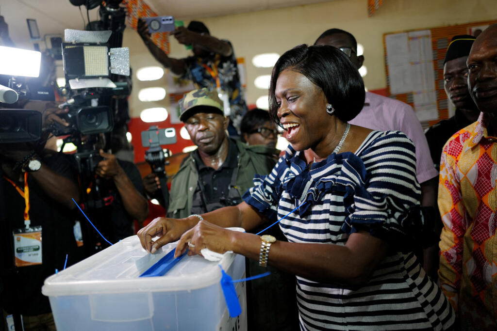 Simone Ehivet, l’ex-épouse de Laurent Gbagbo et fondatrice du Mouvement des générations capables, vote lors de l'élection présidentielle dans un bureau de vote à l'intérieur d'une école à Abidjan, en Côte d'Ivoire, le 25 octobre 2025.