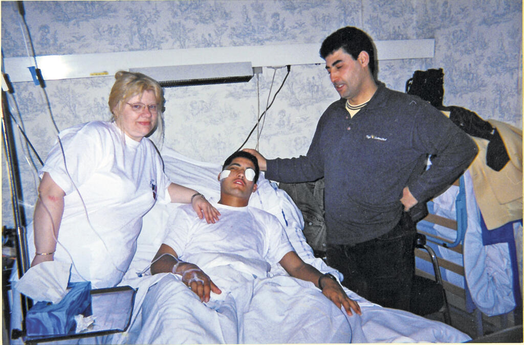 Hakim Arezki à l'hôpital avec ses parents.