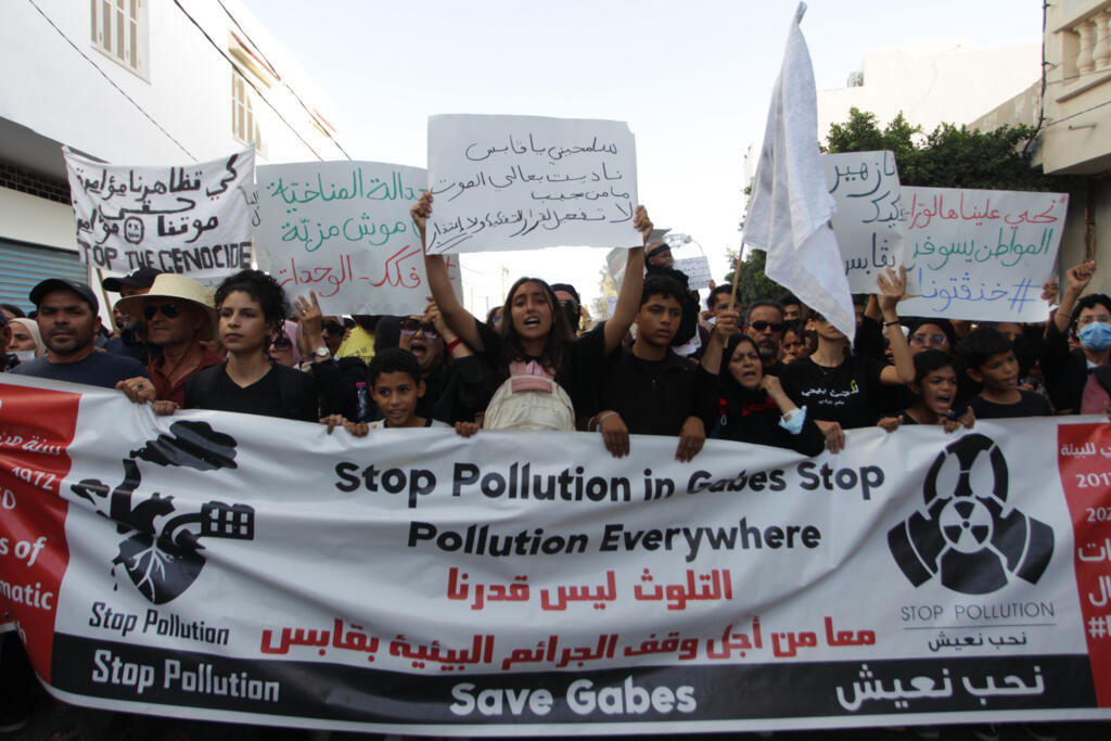 Des personnes participent à une manifestation contre la pollution causée par les usines chimiques, à Gabès, en Tunisie, le jeudi 16 octobre 2025.