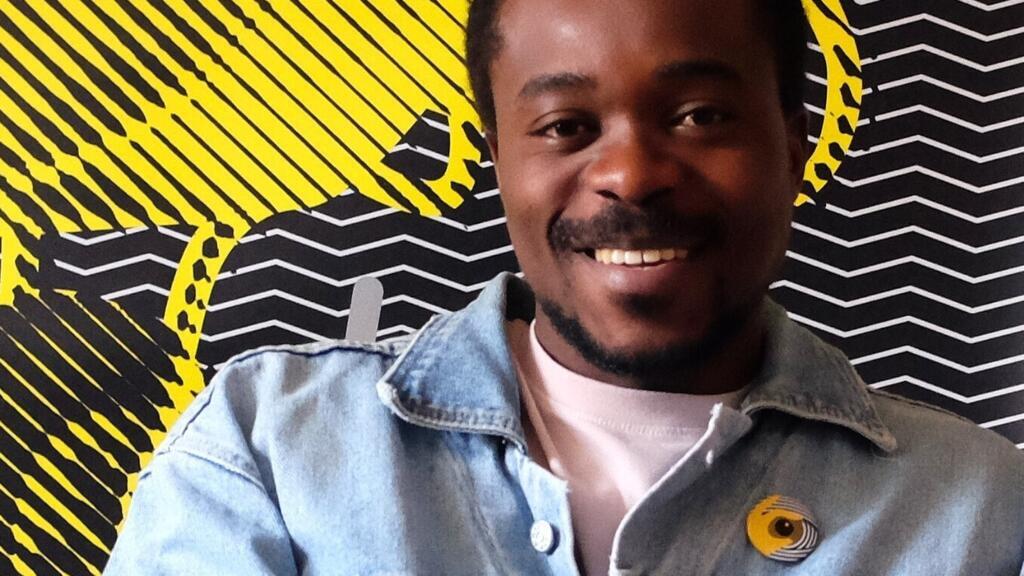 L’auteur congolais Israël Nzila, Prix RFI Théâtre 2025, en un mot, un geste et un silence.