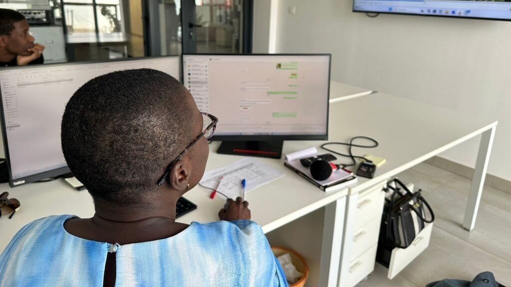 Cécile Goudou, rédactrice en chef adjointe de ZOA, validant une vidéo avant sa publication.