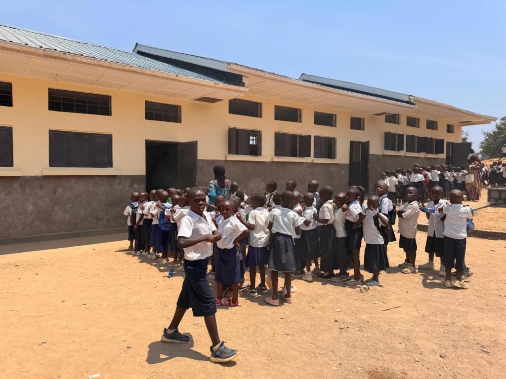 Dans la petite école de Kabimba, les élèves reprennent la classe après la récré, Tanganyika, en RDC, en octobre 2025.