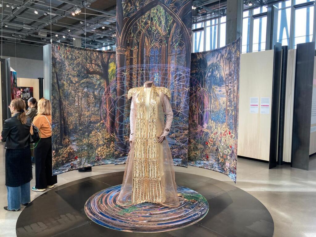 La mode s'invite également au parcours, notamment avec l'œuvre d'Eden Tinto Collins, qui a réalisé un costume en collaboration avec la maison Lesage.