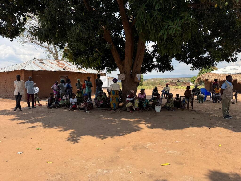 Les habitants Twa et Bantou réunis sous l’arbre au centre du village de Lukwangulo, Tanganyika, en RDC, en octobre 2025.